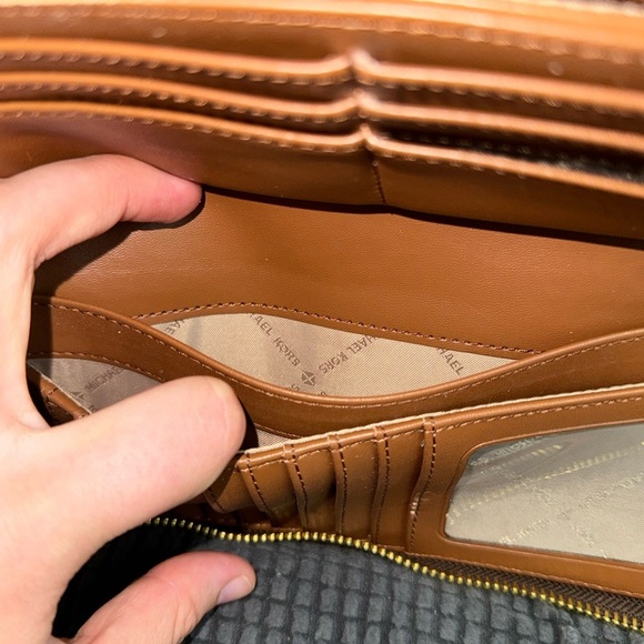 MICHAEL KORS
Jet Set Travel Large Logo Quarter-Zip Wallet🩵 - Picture 4 of 7